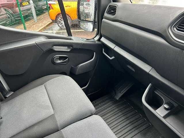 Nissan Interstar 2.3 dCi 28 Tekna Panel Van 4dr Diesel Manual FWD L1 Euro 6 (110 ps)