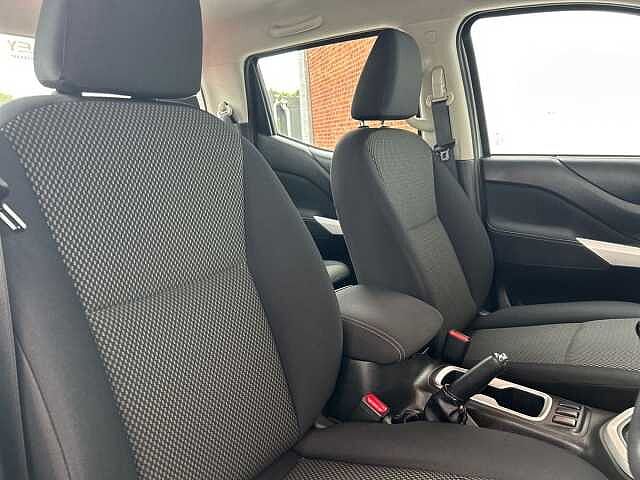 Nissan Navara 2.3 dCi Acenta Pickup Double Cab 4dr Diesel Manual 4WD Euro 6 (s/s) (163 ps)
