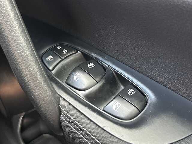 Nissan Qashqai 1.2 DIG-T N-Connecta SUV 5dr Petrol Manual Euro 6 (s/s) (115 ps)