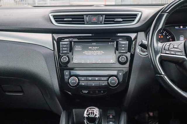 Nissan Qashqai 1.3 DIG-T N-Motion SUV 5dr Petrol Manual Euro 6 (s/s) (140 ps)