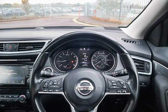 Nissan Qashqai 1.3 DIG-T N-Motion SUV 5dr Petrol Manual Euro 6 (s/s) (140 ps)