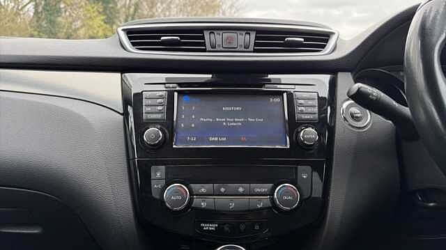 Nissan Qashqai QASHQAI 1.6 dCi N-Connecta [Glass Roof Pack] 5dr Xtronic