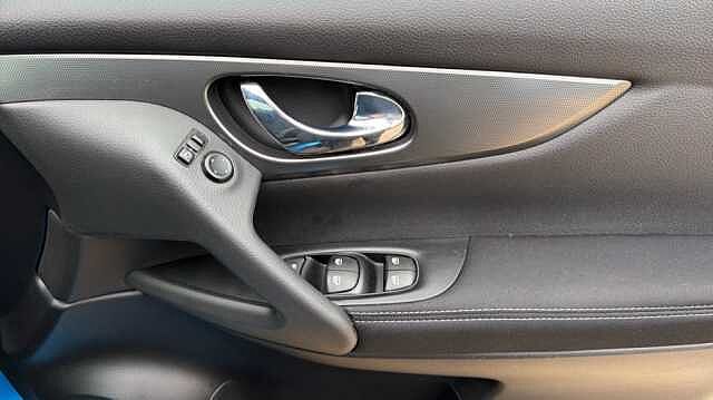 Nissan Qashqai QASHQAI 1.6 dCi N-Connecta [Glass Roof Pack] 5dr Xtronic