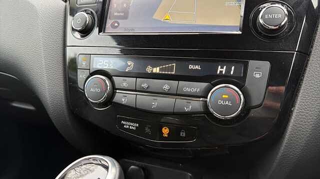 Nissan Qashqai QASHQAI 1.6 dCi N-Connecta [Glass Roof Pack] 5dr Xtronic