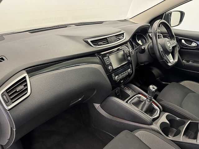 Nissan Qashqai 1.7 dCi N-Connecta 5dr [Glass Roof Pack]