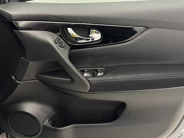 Nissan Qashqai 1.7 dCi N-Connecta 5dr [Glass Roof Pack]