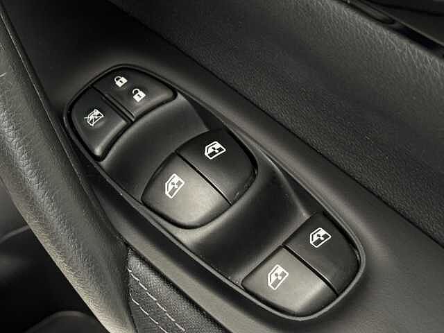 Nissan Qashqai 1.7 dCi N-Connecta 5dr [Glass Roof Pack]