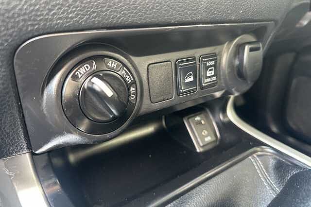 Nissan Navara Double Cab Pick Up Acenta 2.3dCi 163 TT 4WD