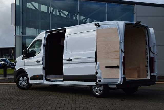 Nissan Interstar 2.0 dCi 130 Tekna L3 H2 3.5T Panel Van with Air Con and Rear Parking Camera