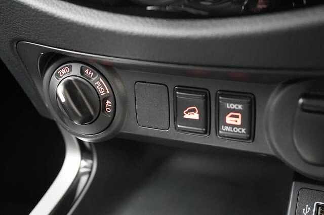 Nissan Navara 2.3 dCi 190 TT 4WD Tekna Auto Pickup with Sat Nav and 360 View Cameras