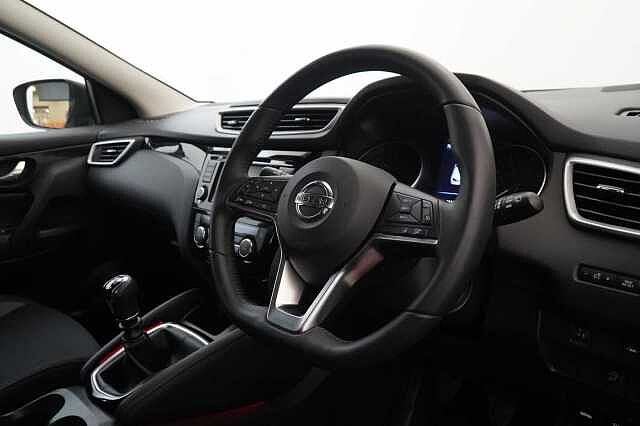 Nissan Qashqai 1.3 DIG-T 160 Acenta Premium with Sat Nav and Rear View Camera