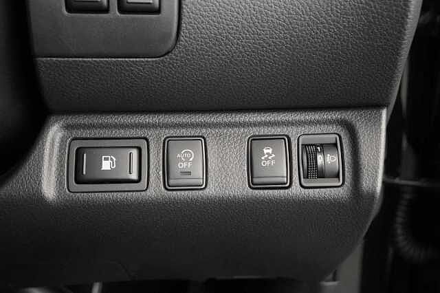 Nissan Navara 2.3 dCi 163 TT 4WD Visia Pickup with A/C + Tow Bar and Ifor Williams Canopy