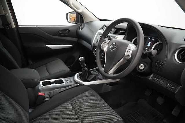 Nissan Navara 2.3 dCi 163 TT 4WD Visia Pickup with A/C + Tow Bar and Ifor Williams Canopy