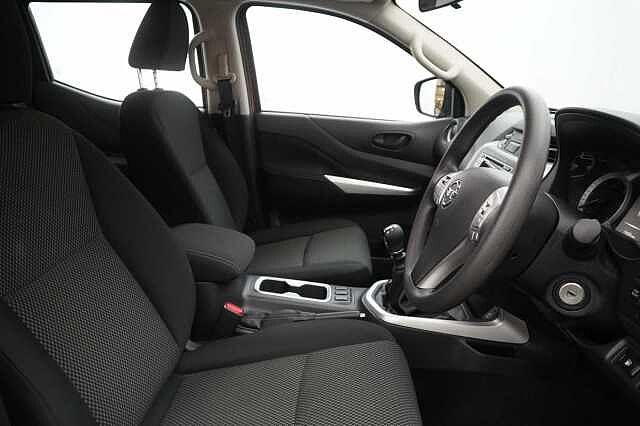Nissan Navara 2.3 dCi 163 TT 4WD Visia Pickup with A/C + Tow Bar and Ifor Williams Canopy