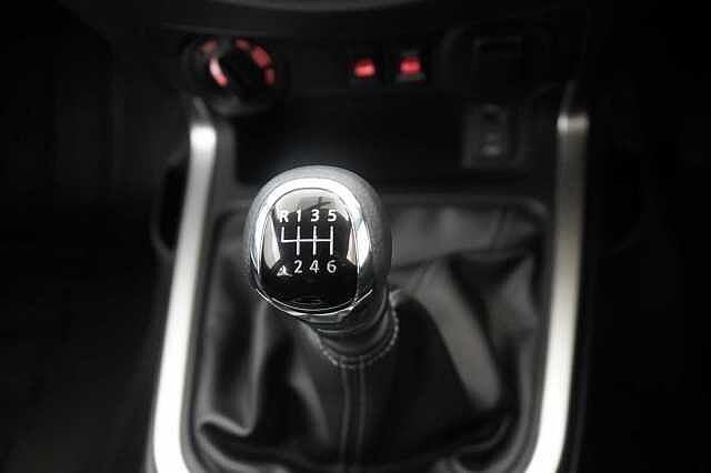 Nissan Navara 2.3 dCi 163 TT 4WD Visia Pickup with A/C + Tow Bar and Ifor Williams Canopy