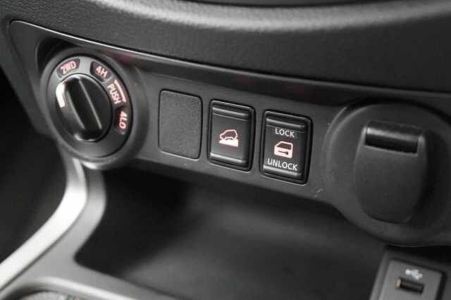 Nissan Navara 2.3 dCi 163 TT 4WD Visia Pickup with A/C + Tow Bar and Ifor Williams Canopy