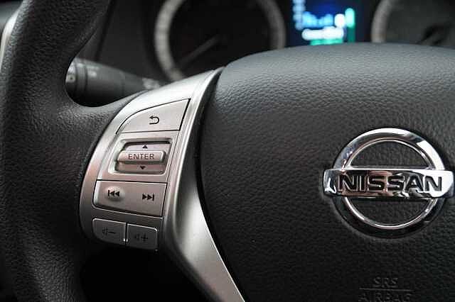 Nissan Navara 2.3 dCi 163 TT 4WD Visia Pickup with A/C + Tow Bar and Ifor Williams Canopy