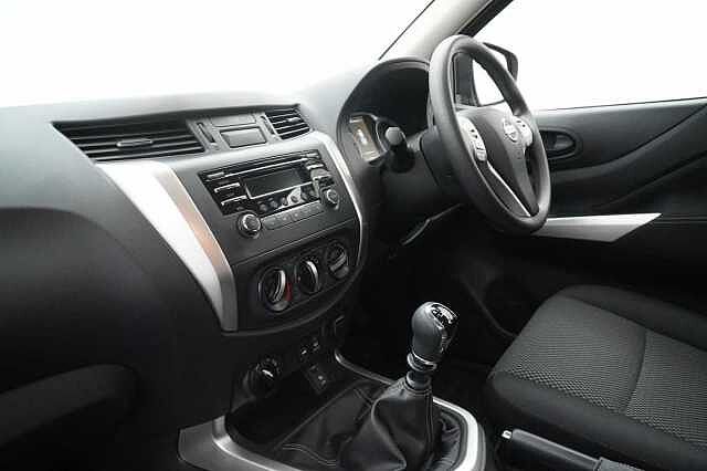 Nissan Navara 2.3 dCi 163 TT 4WD Visia Pickup with A/C + Tow Bar and Ifor Williams Canopy