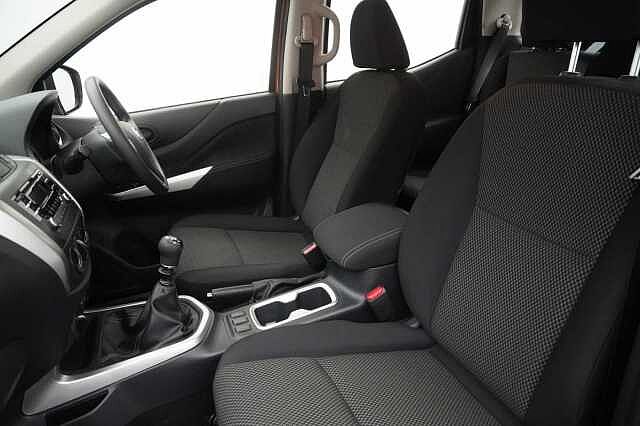 Nissan Navara 2.3 dCi 163 TT 4WD Visia Pickup with A/C + Tow Bar and Ifor Williams Canopy
