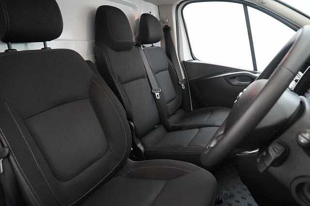 Nissan NV300 2.0 dCi 120 Acenta L1 H1 2.8T Panel Van with Air Con