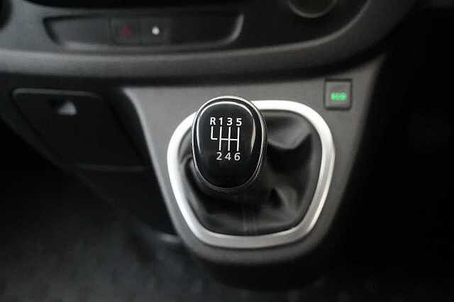 Nissan NV300 2.0 dCi 120 Acenta L1 H1 2.8T Panel Van with Air Con