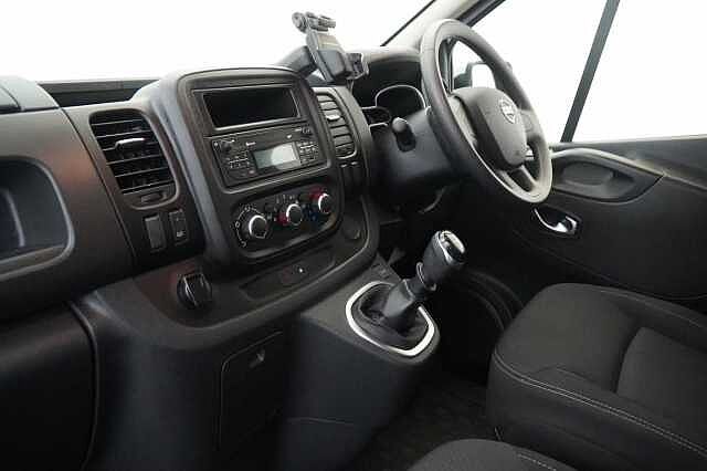 Nissan NV300 2.0 dCi 120 Acenta L1 H1 2.8T Panel Van with Air Con