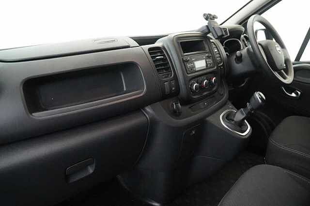 Nissan NV300 2.0 dCi 120 Acenta L1 H1 2.8T Panel Van with Air Con