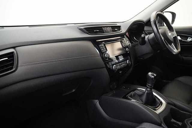 Nissan X-Trail 1.6 dCi 130 2WD Tekna with 5 Seats and BOSE Audio + Detachable Tow Bar