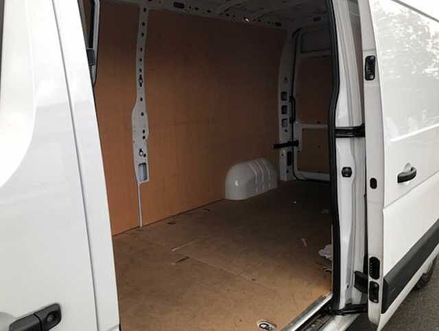 Nissan Interstar 2.3 dCi 135 Tekna L3 H2 3.5T Van with Sat Nav and Air Con