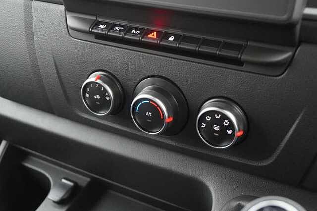 Nissan Interstar 2.3 dCi 135 Tekna L3 H2 3.5T Van with Sat Nav and Air Con