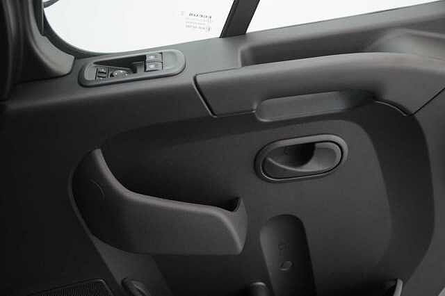 Nissan Interstar 2.3 dCi 135 Tekna L3 H2 3.5T Van with Sat Nav and Air Con