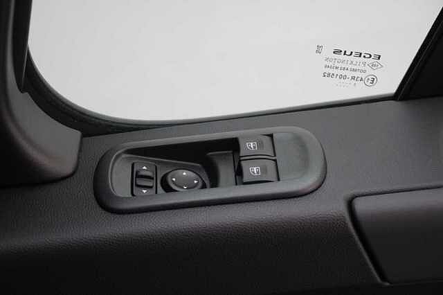 Nissan Interstar 2.3 dCi 135 Tekna L3 H2 3.5T Van with Sat Nav and Air Con