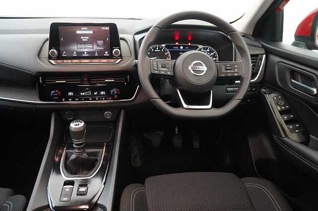 Nissan Qashqai 1.3 DIG-T MH 140 Acenta Premium with Rear View Camera and Intelligent Key