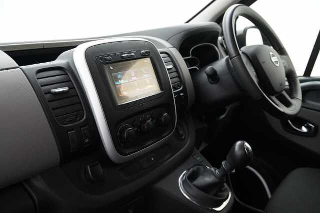 Nissan NV300 Combi 1.6 dCi 125 Tekna MPV L1 H1 with 9 Seats + Sat Nav and Air Con