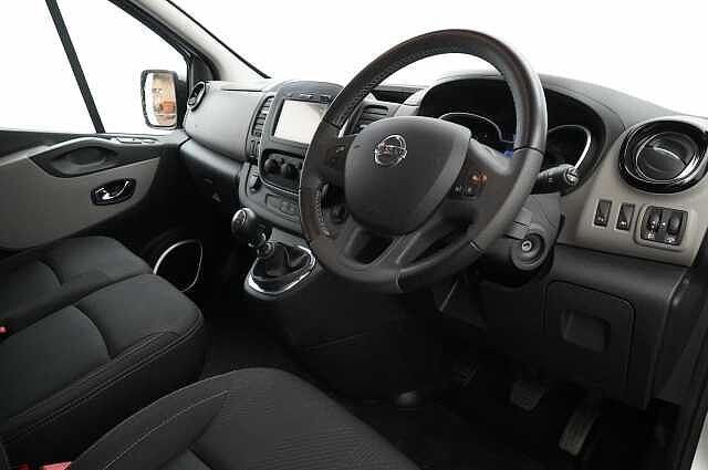 Nissan NV300 Combi 1.6 dCi 125 Tekna MPV L1 H1 with 9 Seats + Sat Nav and Air Con
