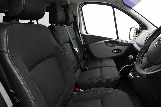 Nissan NV300 Combi 1.6 dCi 125 Tekna MPV L1 H1 with 9 Seats + Sat Nav and Air Con
