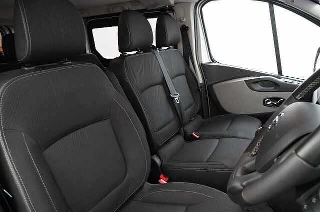 Nissan NV300 Combi 1.6 dCi 125 Tekna MPV L1 H1 with 9 Seats + Sat Nav and Air Con