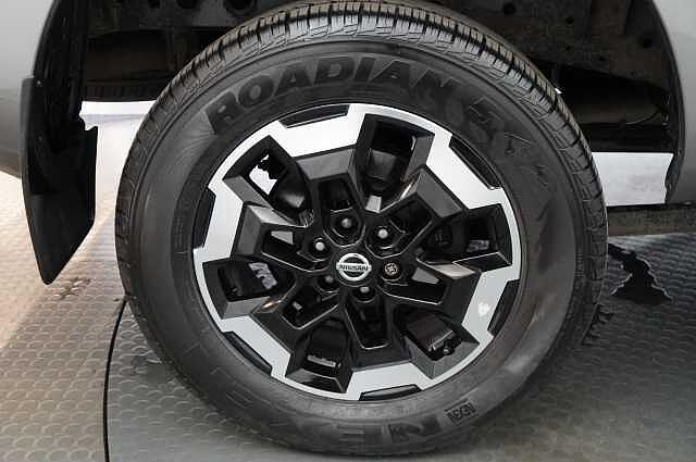 Nissan Navara 2.3 dCi 190 TT 4WD Tekna Auto Pickup with Roll n Lock Cover