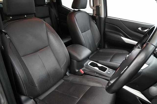 Nissan Navara 2.3 dCi 190 TT 4WD Tekna Auto Pickup with Roll n Lock Cover