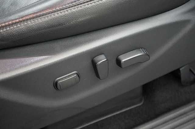 Nissan Navara 2.3 dCi 190 TT 4WD Tekna Auto Pickup with Roll n Lock Cover