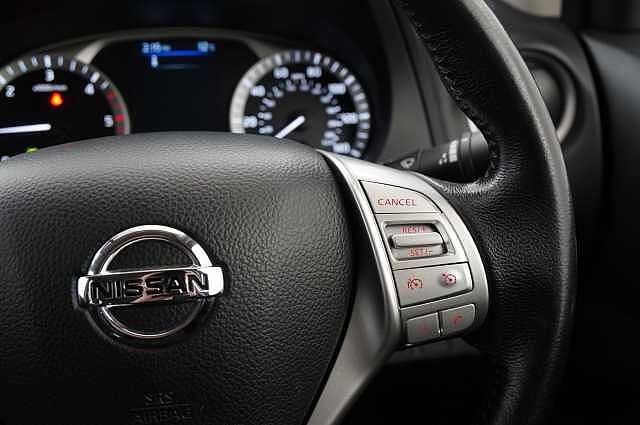 Nissan Navara 2.3 dCi 190 TT 4WD Tekna Auto Pickup with Roll n Lock Cover