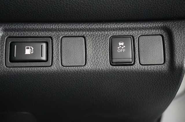 Nissan Navara 2.3 dCi 190 TT 4WD Tekna Auto Pickup with Roll n Lock Cover