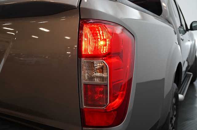 Nissan Navara 2.3 dCi 190 TT 4WD Tekna Auto Pickup with Roll n Lock Cover