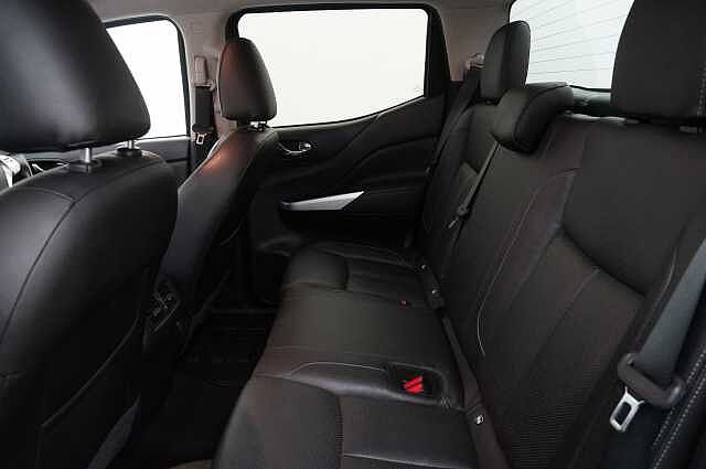 Nissan Navara 2.3 dCi 190 TT 4WD Tekna Auto Pickup with Roll n Lock Cover
