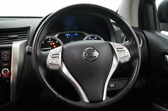 Nissan Navara 2.3 dCi 190 TT 4WD Tekna Auto Pickup with Roll n Lock Cover
