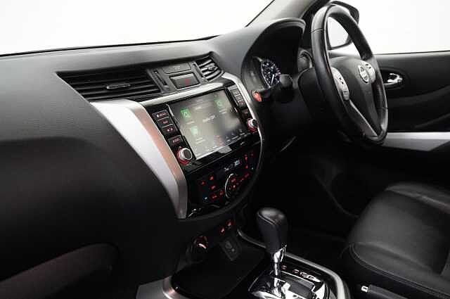 Nissan Navara 2.3 dCi 190 TT 4WD Tekna Auto Pickup with Roll n Lock Cover
