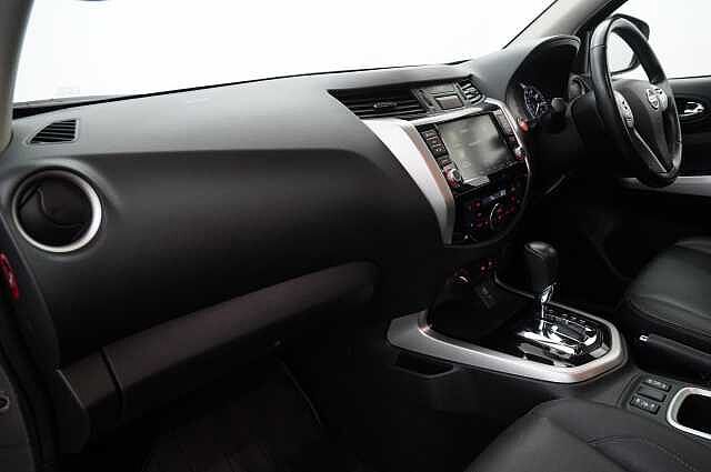 Nissan Navara 2.3 dCi 190 TT 4WD Tekna Auto Pickup with Roll n Lock Cover