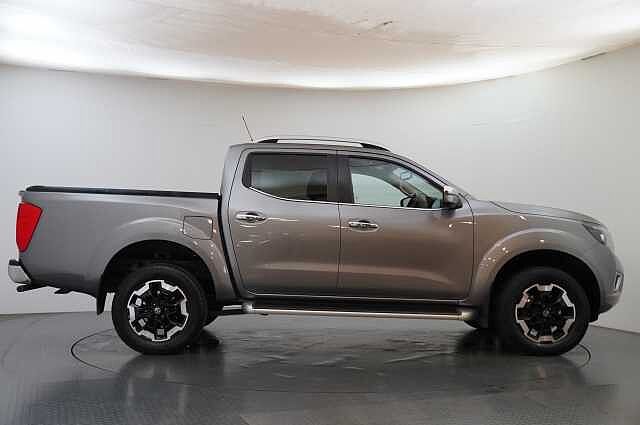 Nissan Navara 2.3 dCi 190 TT 4WD Tekna Auto Pickup with Roll n Lock Cover