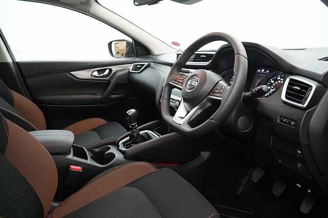 Nissan Qashqai 1.5 dCi 115 N-Motion Limited Edition with Glass Roof and LED Headlights