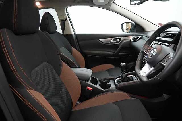 Nissan Qashqai 1.5 dCi 115 N-Motion Limited Edition with Glass Roof and LED Headlights